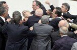 Cinco diputados heridos durante una trifulca en el parlamento turco